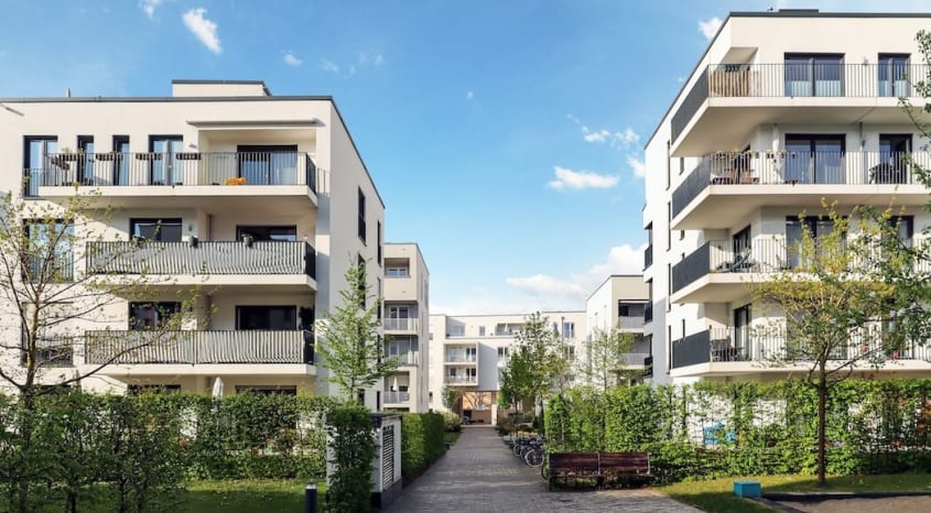 Quartier de condos urbains avec arbres