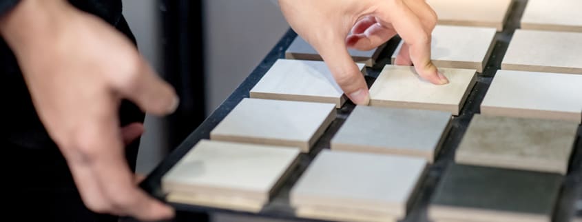 Personne regardant des choix de céramiques pour sa maison neuve