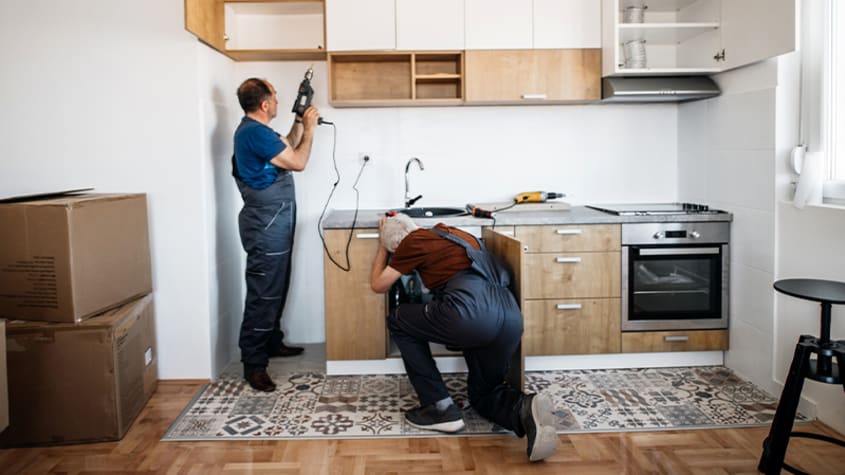 Entrepreneurs généraux qui effectuent des travaux dans une cuisine