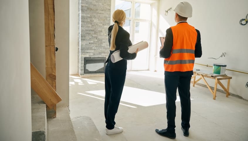 Cliente et entrepreneur spécialisé qui discutent d’une rénovation