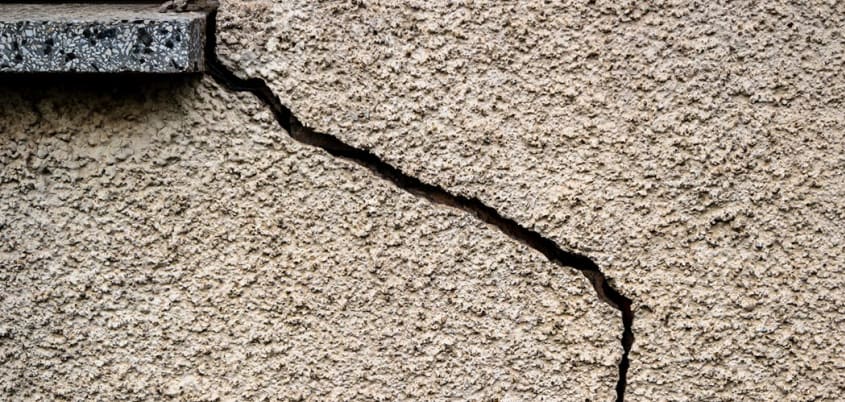 Vice caché, fente dans le mur extérieur d'une maison