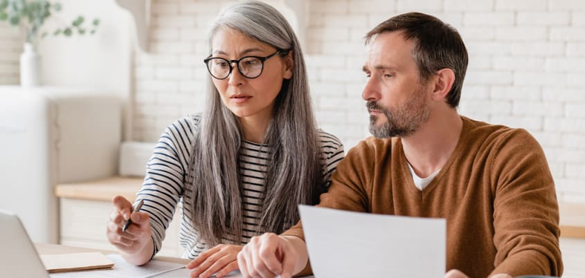Couple établissant un budget pour l'achat d'une maison