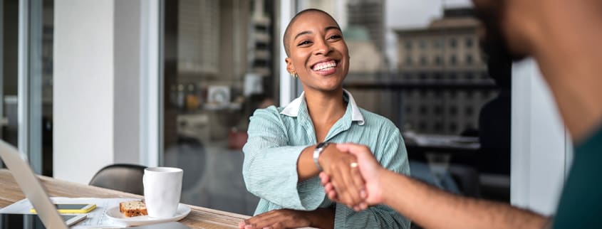 Vendeuse et acheteur finalisant la transaction de vente