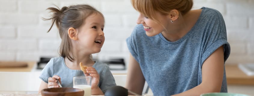 Mère et fille passant un bon moment dans la cuisine