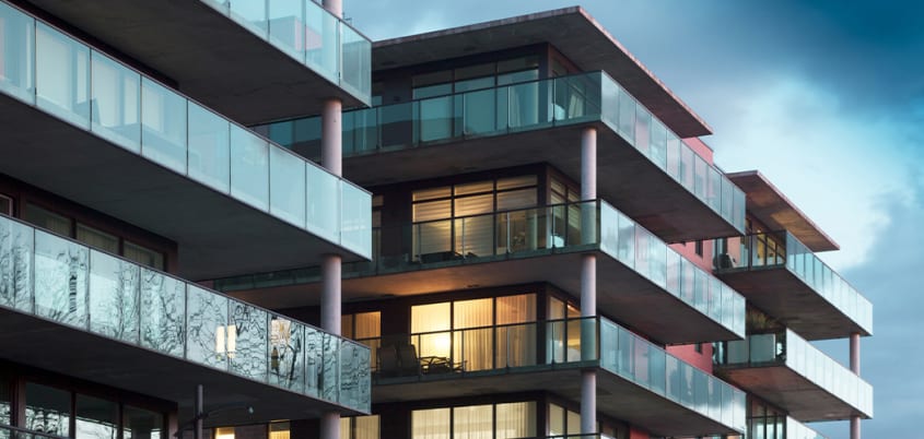 Tour à condos de plusieurs étages sous un ciel ombragé