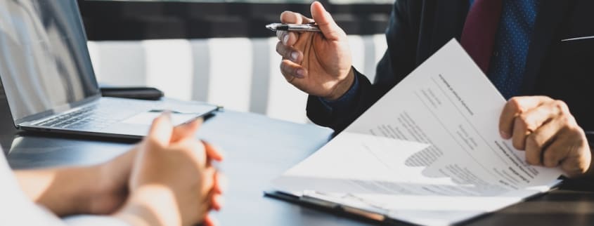 Deux personnes en train de signer une offre d'achat