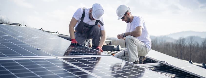 Installation de panneaux solaires sur un toit de maison
